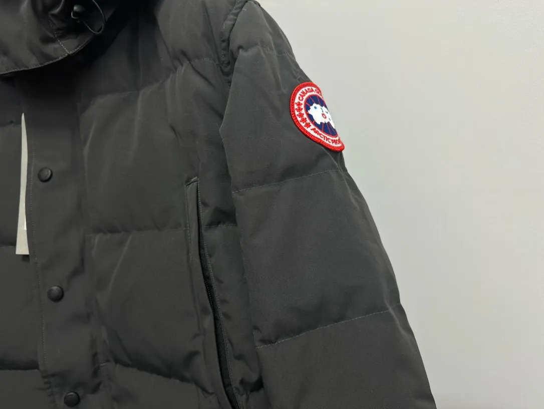 P780 [canada goose wyndham] 29 parka down jackets. The fabric is as soft and hard as the original. It can be restored by kneading at will (fabric misunderstanding: fabrics with high hardness are not waterproof. Only those who buy the latest authentic version this year will notice the softness and comfort of the fabric). The down is synchronized with the authentic white duck down. It is fluffy and not clumps. The electronically controlled down filling machine is filled with down. The zipper is customized with authentic ykk military grade copper core zipper puller. The high-hardness, non-stuck fur collar is made from original and custom-made western Canadian coyote skin. All workmanship and wiring are controlled by workers with more than ten years of service. They must be horizontal and vertical, and no crookedness is allowed. The wiring density inside is more sophisticated. Fighters in the world 29 battle all kinds of world products. Size: XS-XXL